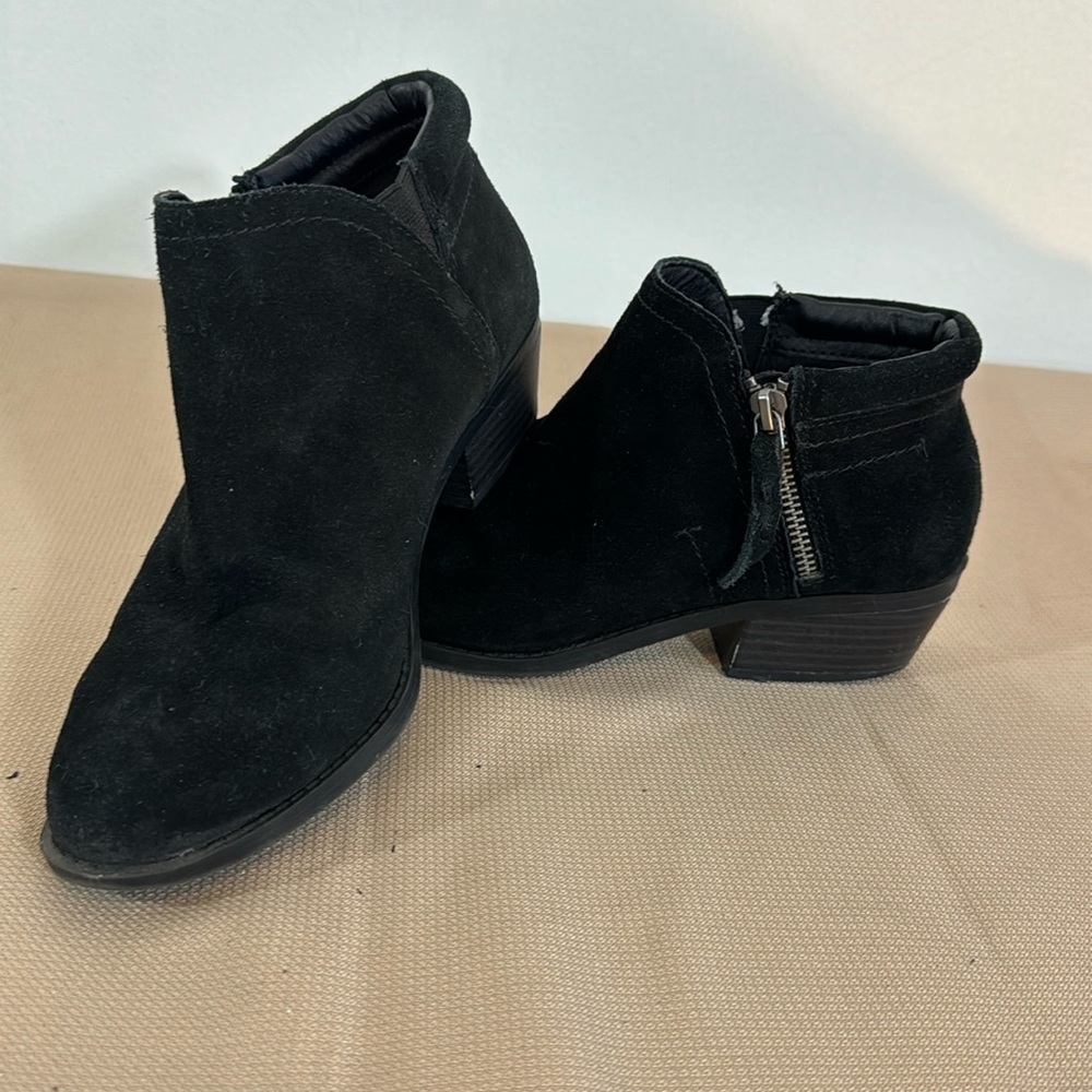 White Mountain Black Leather Upper Rounded Toe Stacked Low Heel Zipper Booties